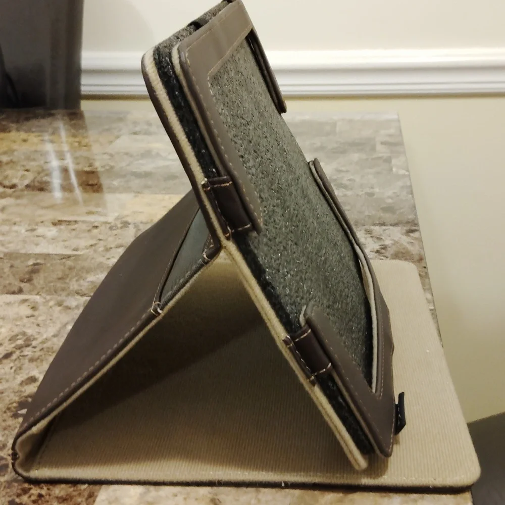 This is the Solo New York Premium Ascent Case for iPads.